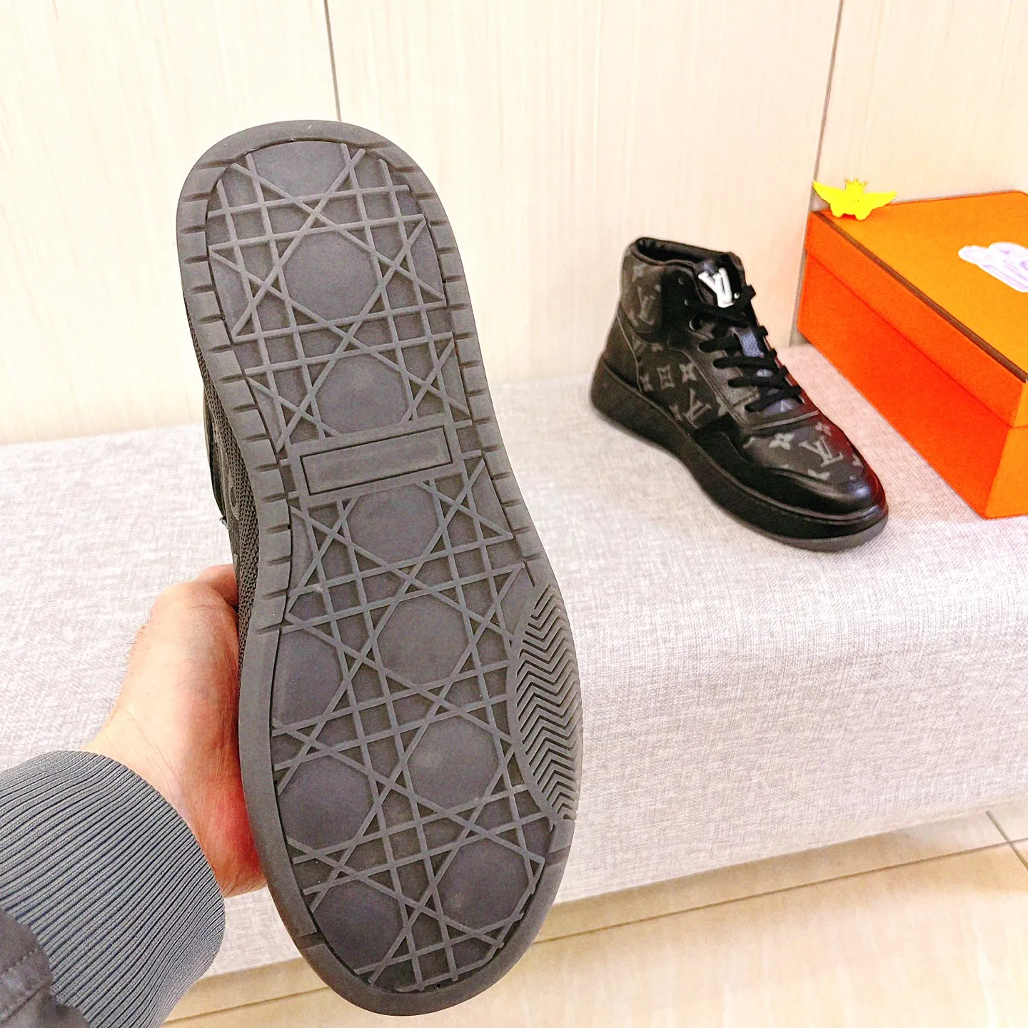 Men's shoes💰 460💰[LV]🔥Louis Vuitton, high-end men's shoes brand, official website 1:1 latest masterpiece: the upper is made of Italian imported first-layer cowhide with a comfortable and breathable lining➕original non-slip and wear-resistant outsole🔥, making walking more convenient and comfortable! An exclusive new model, a stunning work, a beautiful 1:1 replica [color] compared to the official quality! Create a fashionable personality to set off your uniqueness! A must-have for trendy men! Classic 🔥Size: 38-44 Color: 🔥 2⃣️colors available🔥